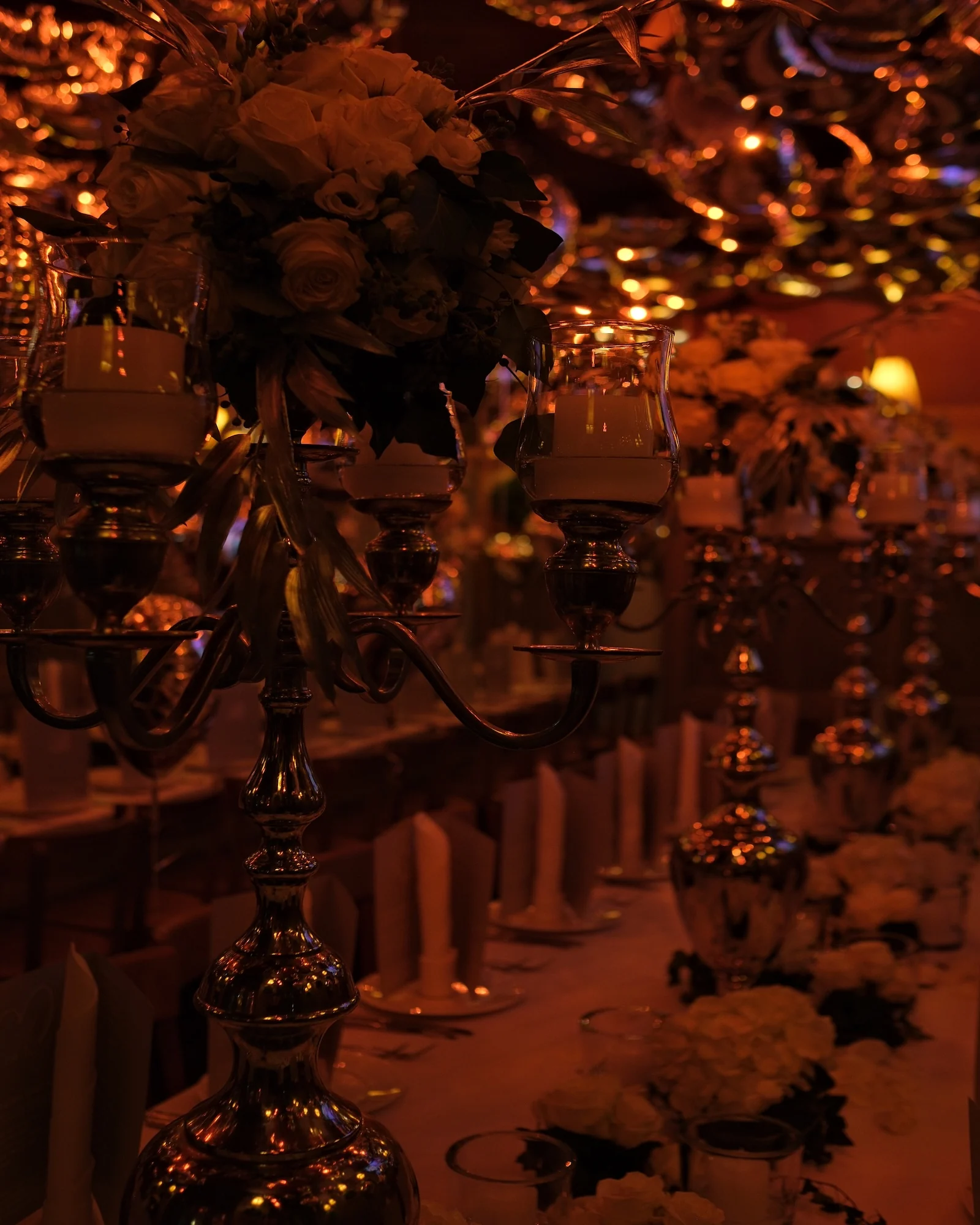 Blumenschmuck und Kerzen bei einer Hochzeit in der Schwemme