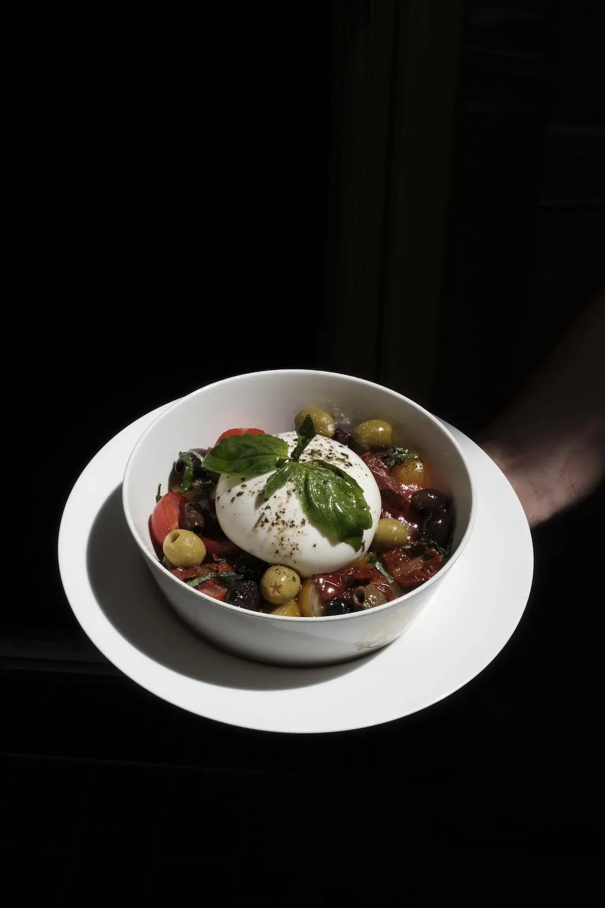 Burrata mit Tomaten, Oliven und Basilikum