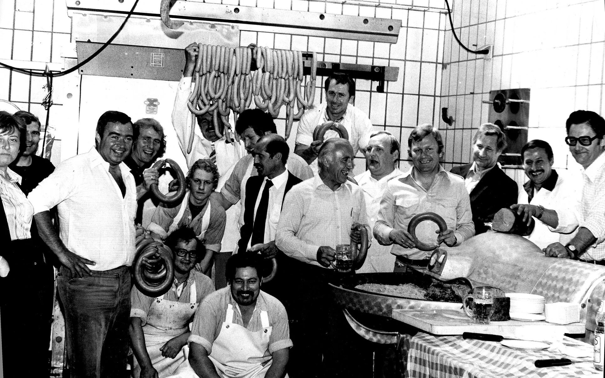 Das Team in der Wurstküche der Metzgerei Zarges, historische Aufnahme
