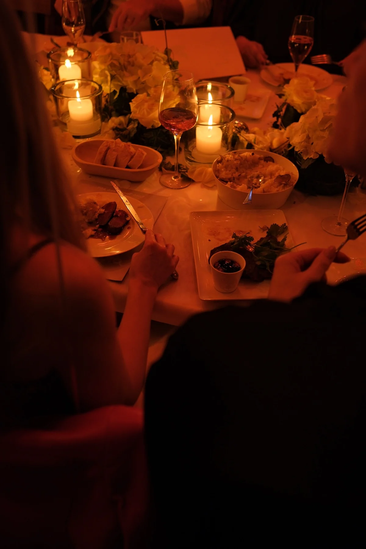 Gedeckte Tafel mit Blumen und Kerzen bei einer Hochzeit