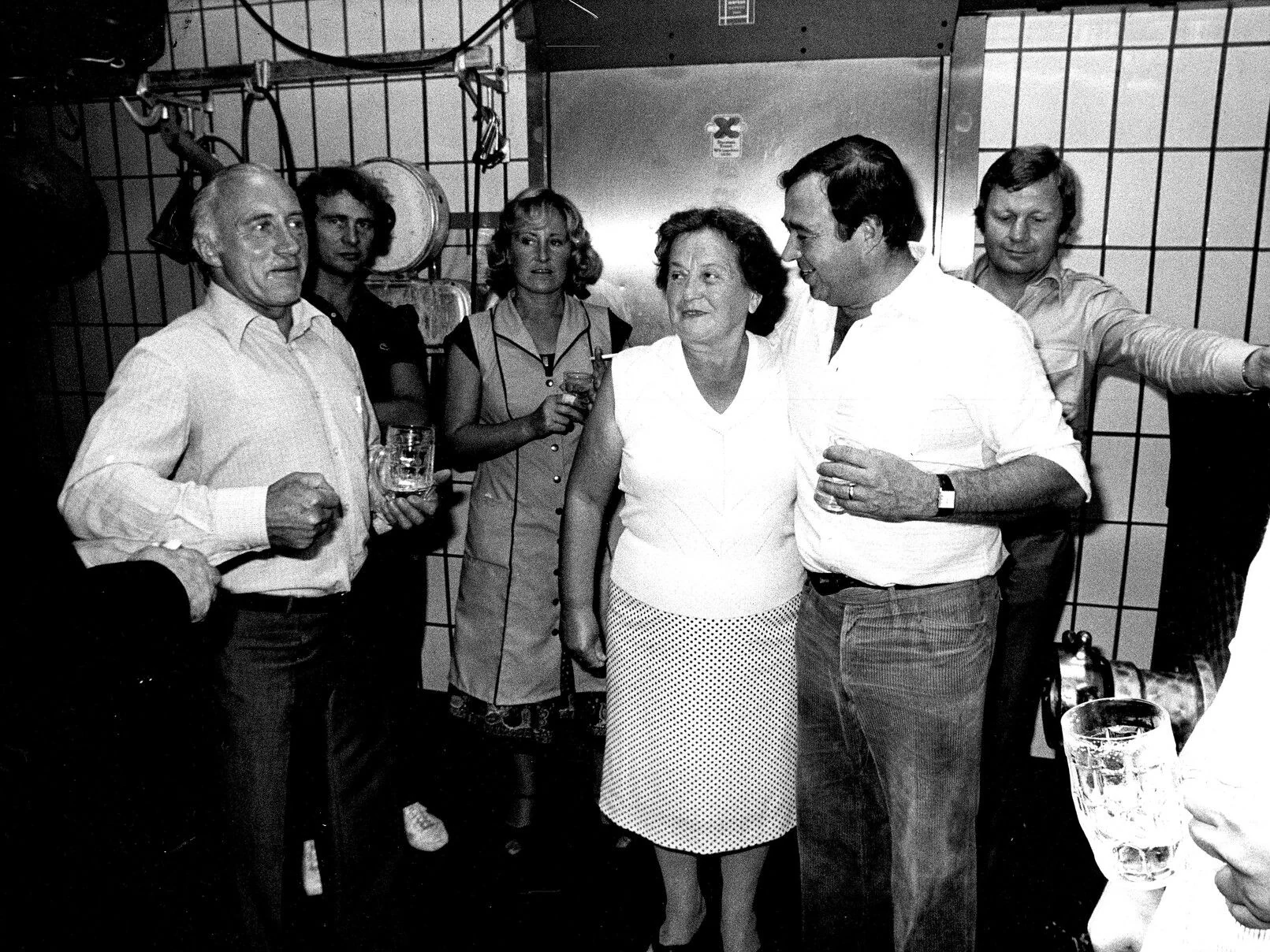 Gisela Zarges, in der Mitte, mit Mitarbeitern in der Wurstküche der Metzgerei Zarges, darunter Bernd Hölzenbein, damals Mitarbeiter in der Metzgerei, historische Aufnahme