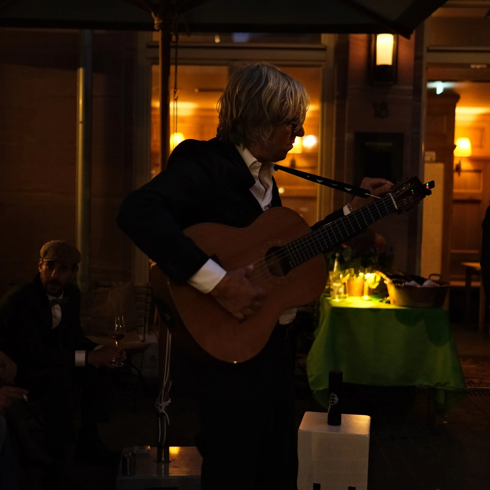 Gitarrist spielt bei einer Feier im Wirtshaus