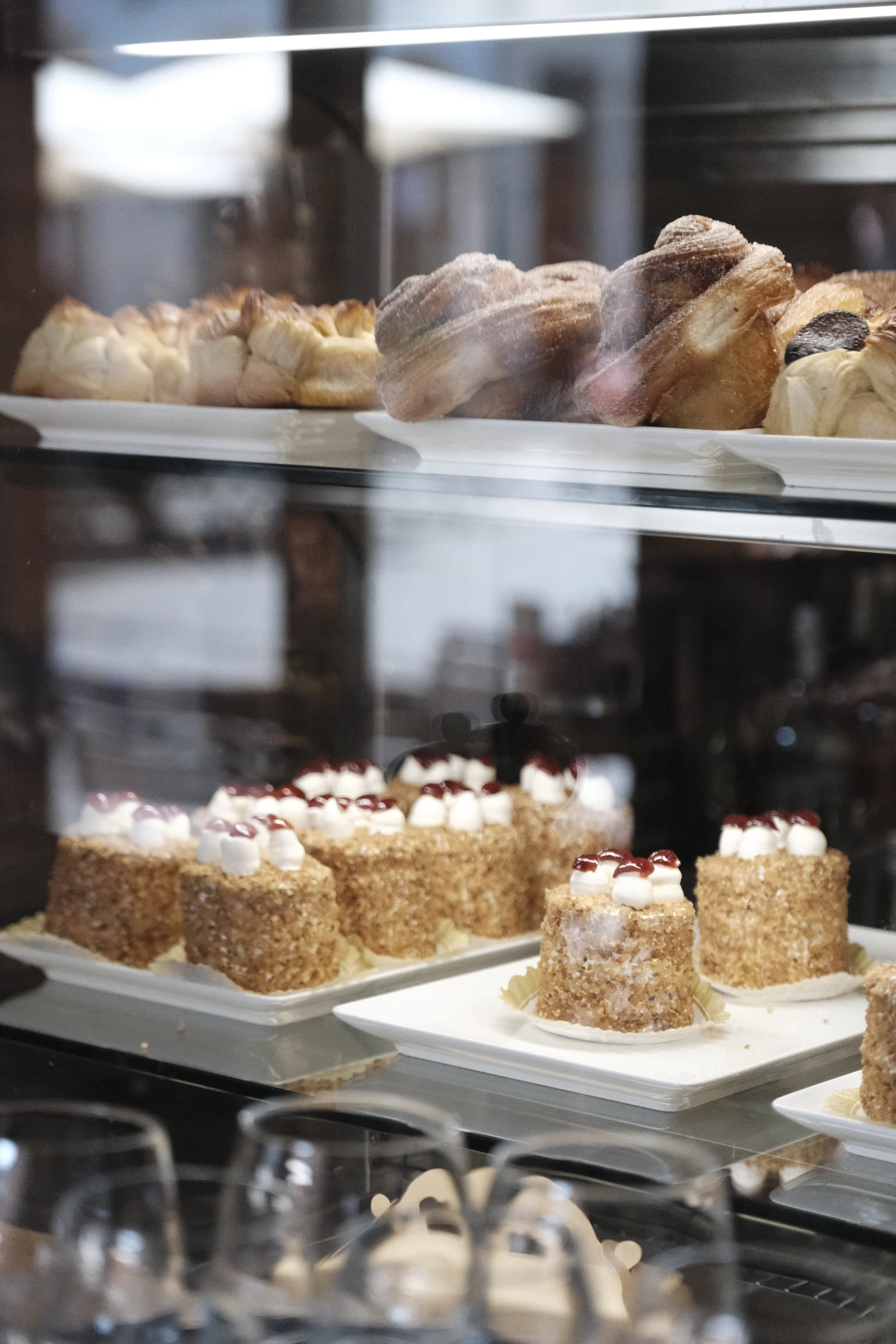 Kuchentheke im Wirtshaus am Hühnermarkt mit Frankfurter Kranz und Kuchen der Konditorei Kinnel