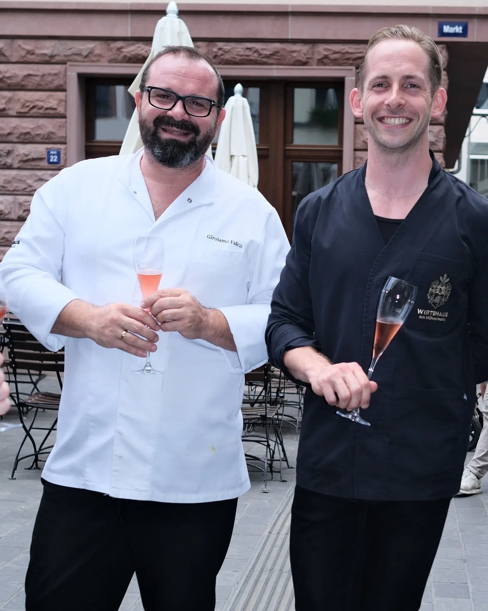 Küchenchef Girolamo Falco und Betriebsleiter Mark Minn vor dem Wirtshaus am Hühnermarkt