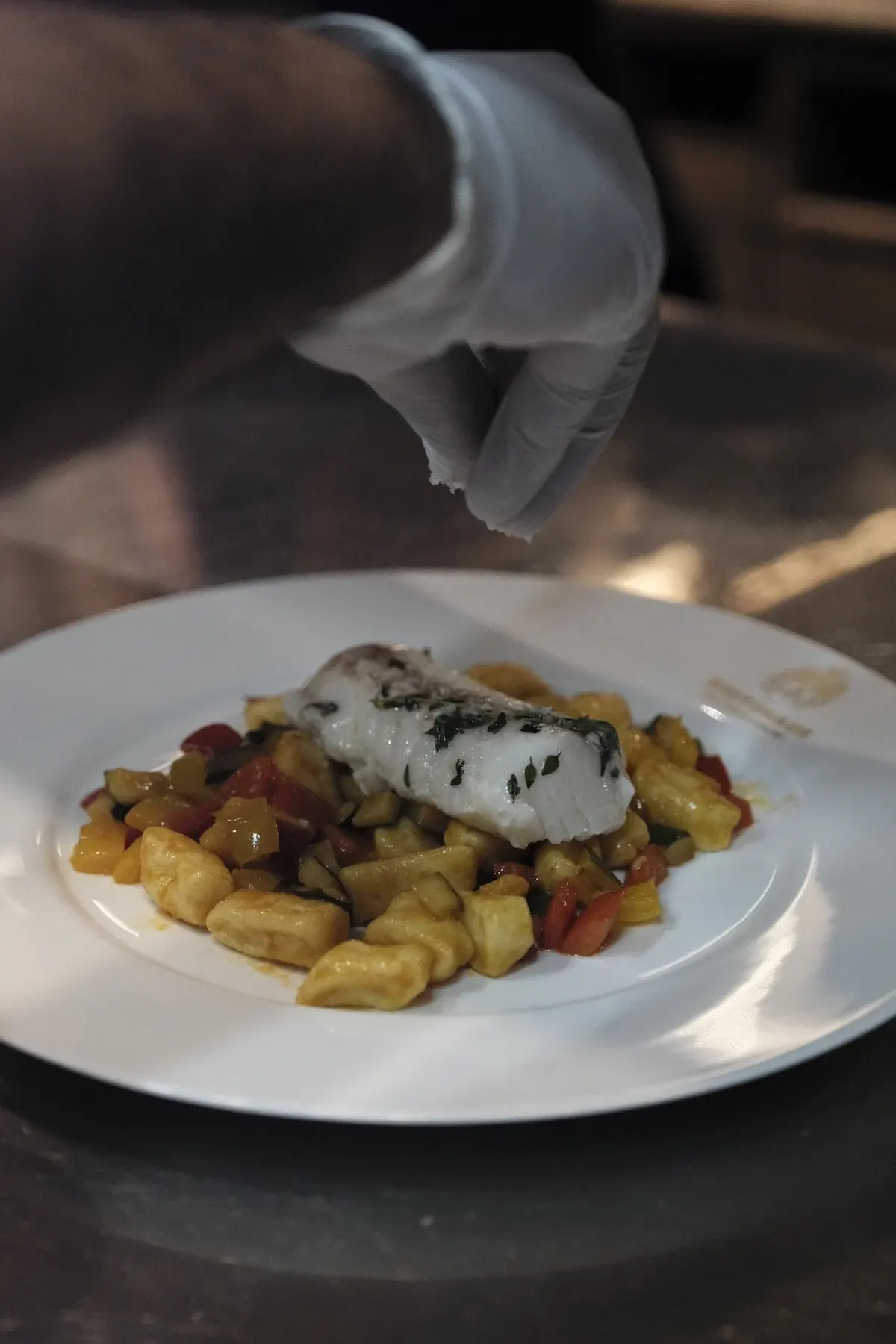 Pochierter Kabeljau mit mediterranem Gemüse und Gnocchi